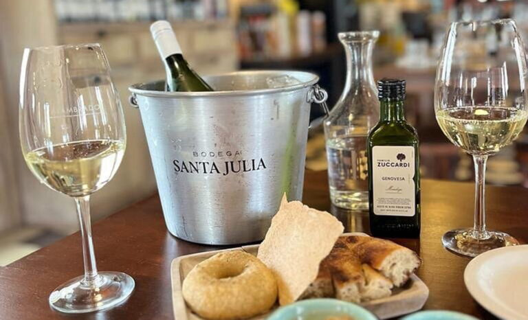 Plato de gastronomía estacional con aceite de oliva Zuelo en Restaurante Pan y Oliva, Mendoza.